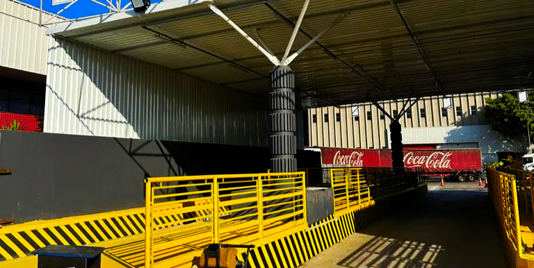 Pintura e sinalização industrial executada pela Angelo Pinturas na unidade FEMSA / Coca-Cola